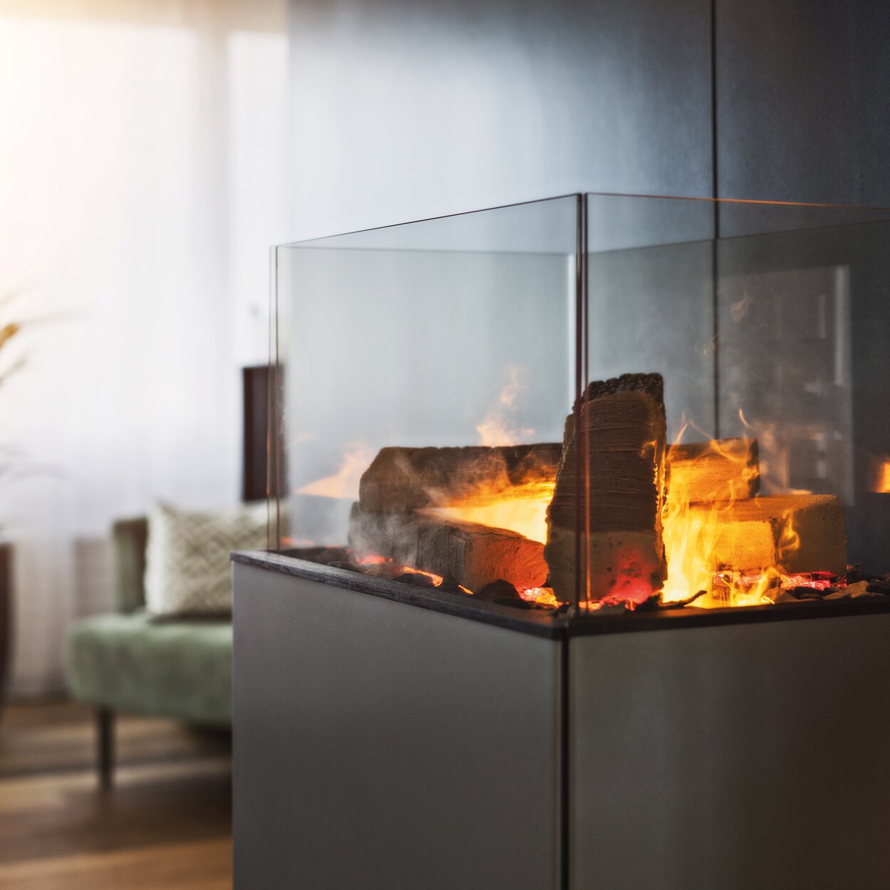 Das Elektrofeuer eSENSE Living ist ein steckerfertiges Möbel aus Stahl.