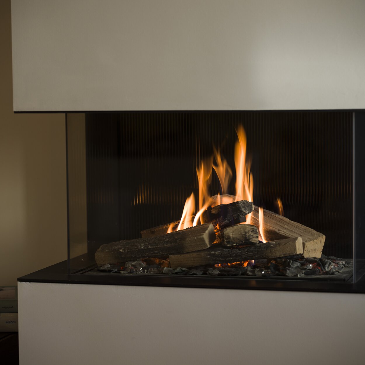 VISIO 90 3S gas fireplace as a 3-sided fireplace with elegant design firebox lining and quiet gas flame