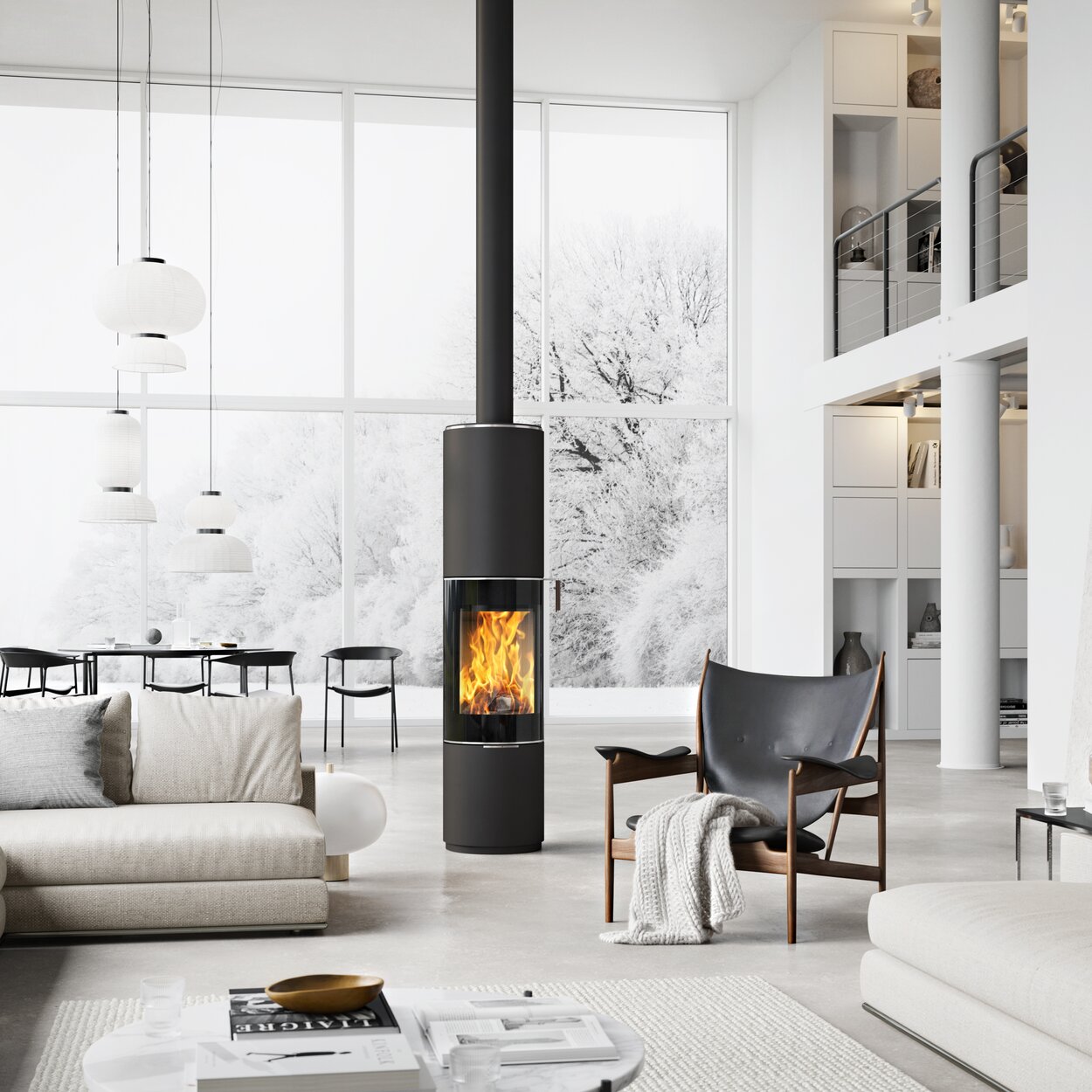 Poêle à bois PILAR en noir avec porte de foyer plein verre comme poêle rond pivotant au milieu d'une immense pièce à vivre de style scandinave