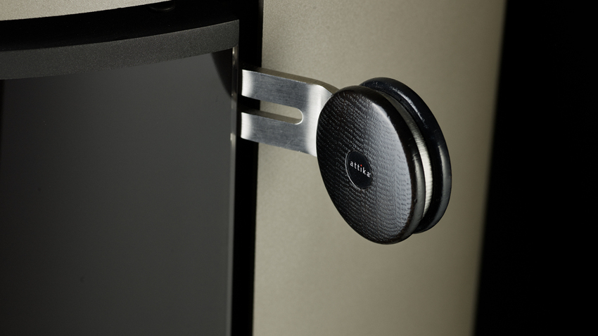 Poignée de porte en bois de chêne noir en rond sur un VIVA L avec fermeture de porte sécurisée SLS Self-Locking-System