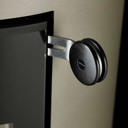 Poignée de porte en bois de chêne noir en rond sur un VIVA L avec fermeture de porte sécurisée SLS Self-Locking-System