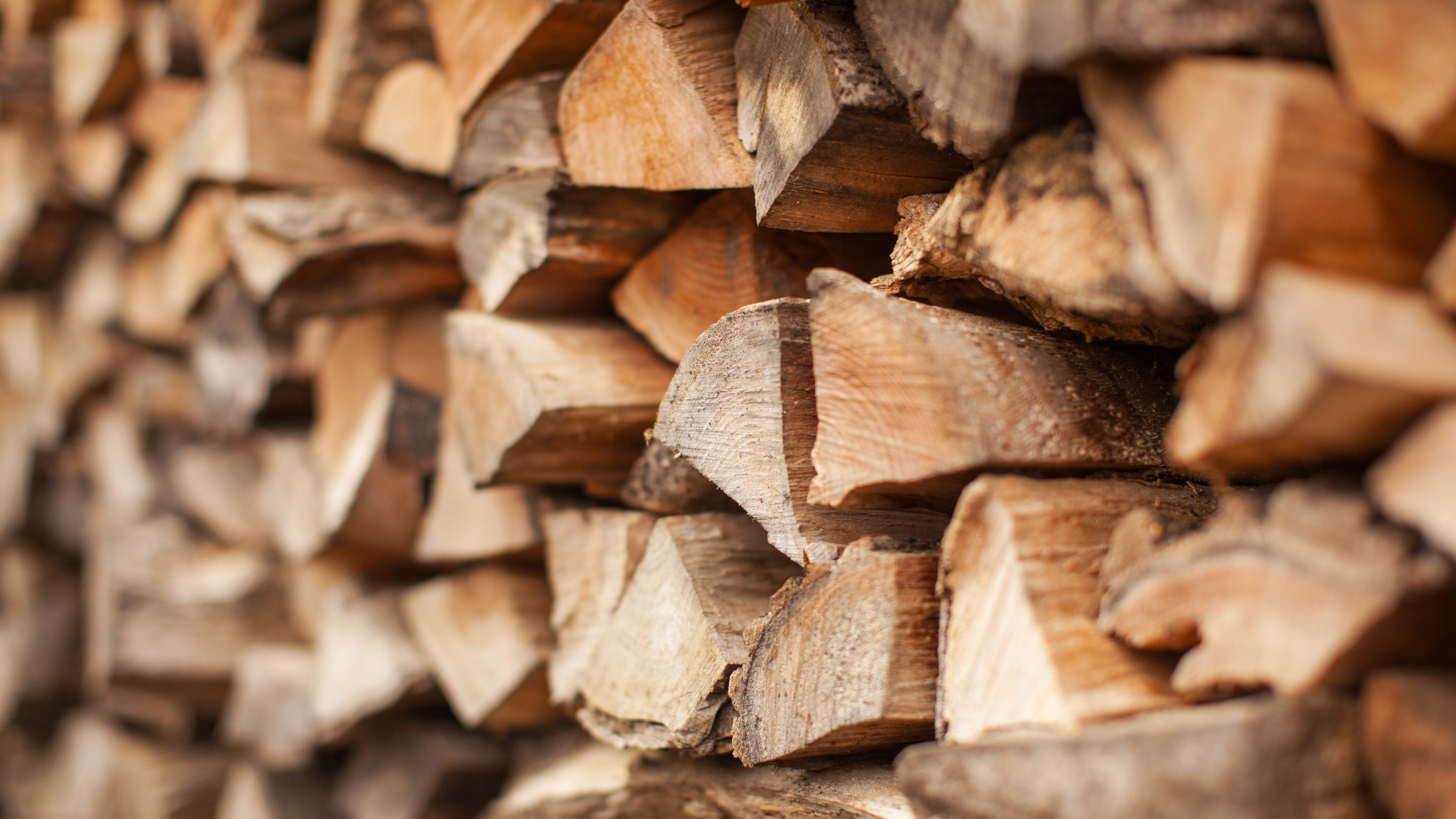 Dank effizienter Verbrennung benötigt Ihr Attika Holz-Kaminofen wenig Holz.