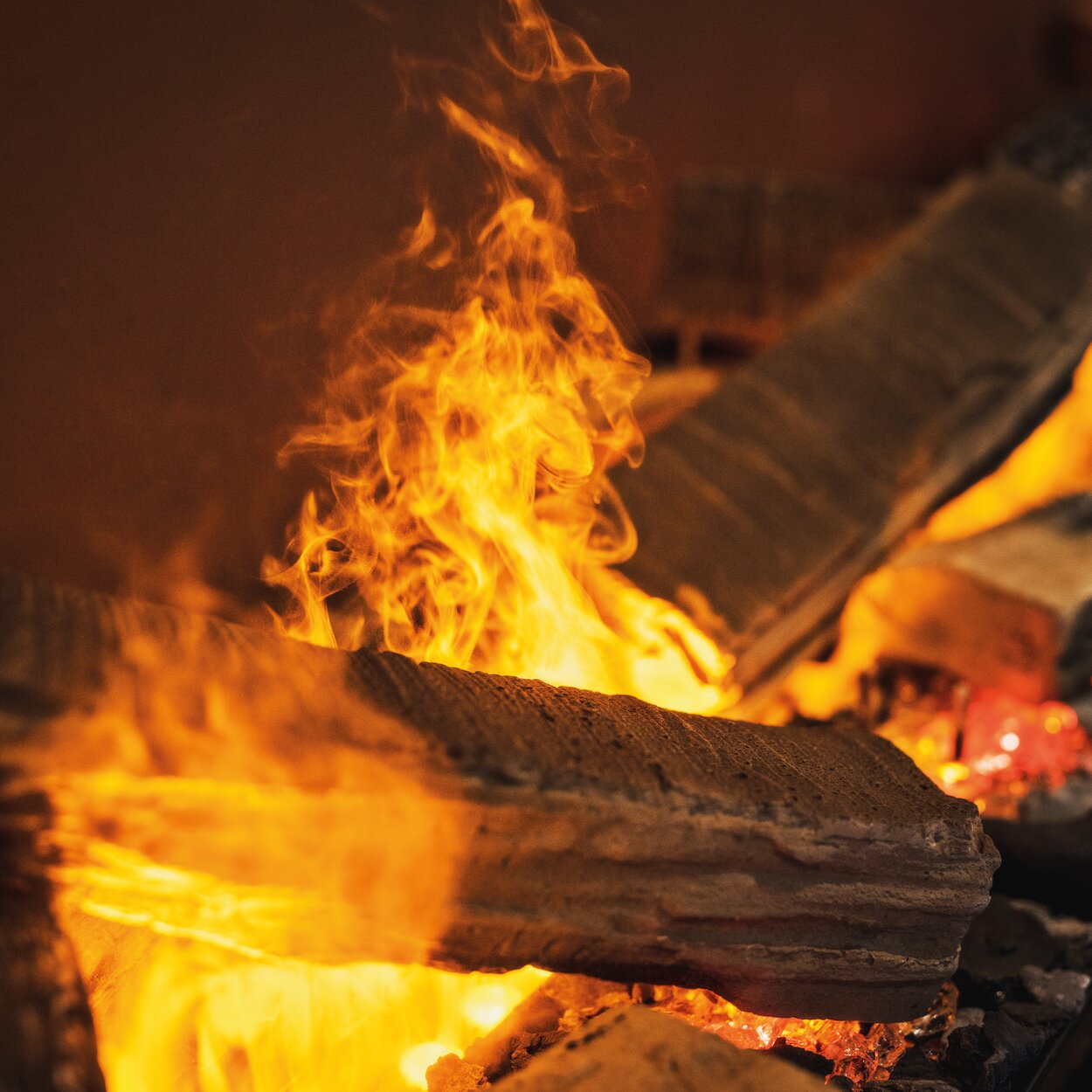 Il fuoco elettrico eSENSE è dotato di ceppi in ceramica di alta qualità.