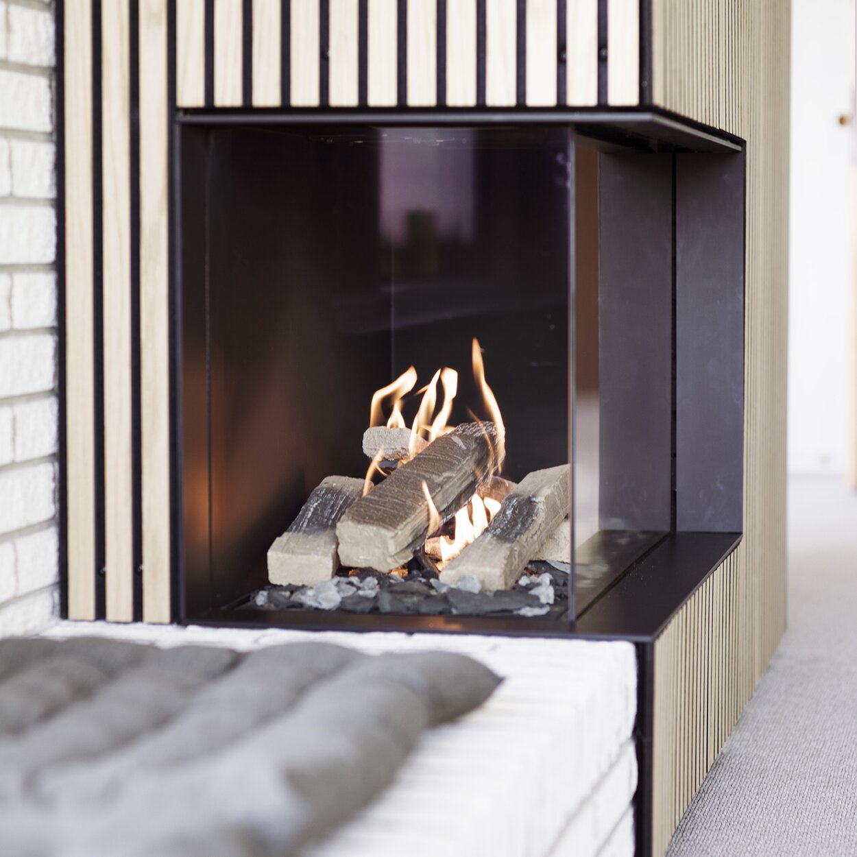 VISIO 70 RC gas fireplace with high-quality artificial logs made of ceramic