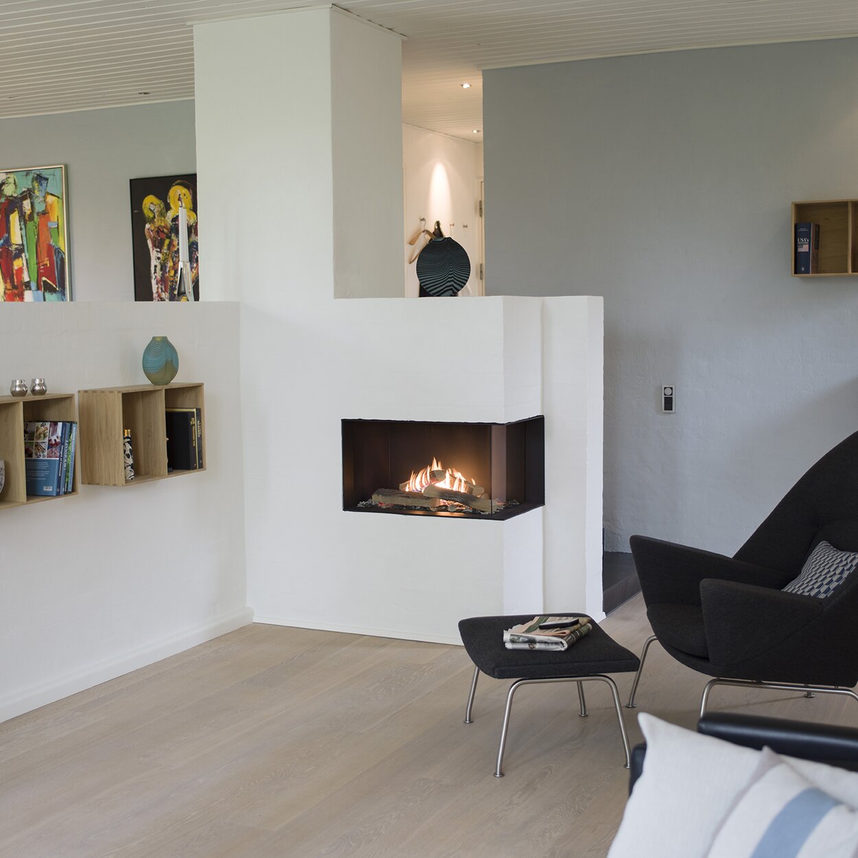 VISIO 70 RC gas fireplace stands as a corner fireplace on the right in the entrance area of an artistic flat and is thus at the centre of various rooms