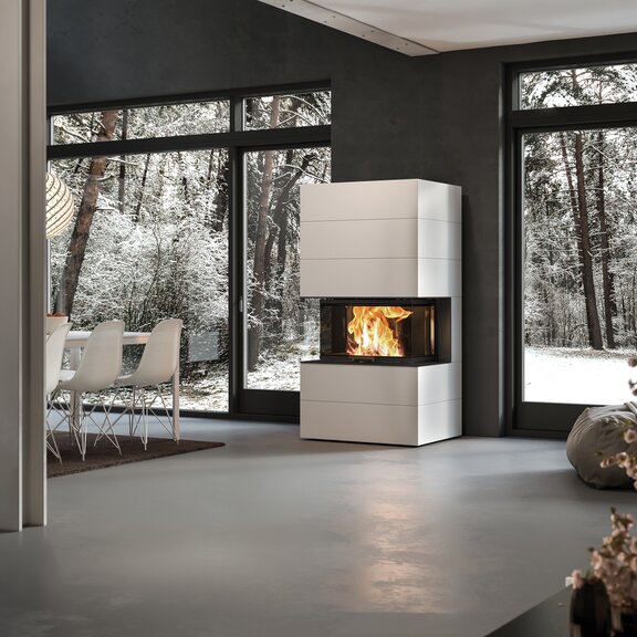 Holz-Kamin VISIO 3 ELEMENT eingebaut in weiss gestrichenen Betonelementen als freistehender dreiseitiger Kamin mitten im Raum