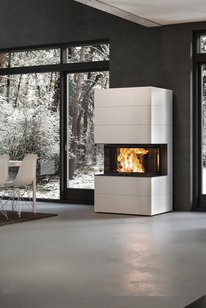 Cheminée à bois VISIO 3 ELEMENT intégré dans des éléments en béton peints en blanc comme cheminée tri-face indépendante au milieu de la pièce