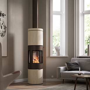 JUNO 166 L wood stove with natural stone Porto cladding and side windows in a modern living room in earth tones