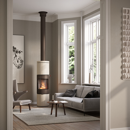 JUNO 166 L con rivestimento in pietra naturale Porto e porta in acciaio nel colore moca in un soggiorno moderno con ampie vetrate.