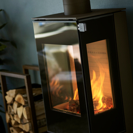 Poêle à bois NEXO 120 noir avec porte de foyer plein verre et deux vitres latérales et poignée de porte en bois de chêne noir