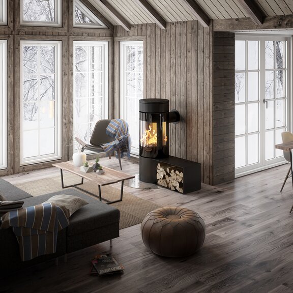 Holz-Kaminofen VIVA 120 L in Schwarz mit Seitenbank in einem modernen Holzhaus im Wald