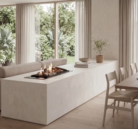 Foyer à Bioéthanol Logicwood Linear, intégré dans un mur en pierre beige et servant de séparateur de pièce entre le salon et la salle à manger