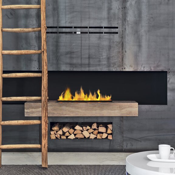 Elektrofeuer Cassette 500 von Dimplex eingebaut in Betonwand mit Holzdetails