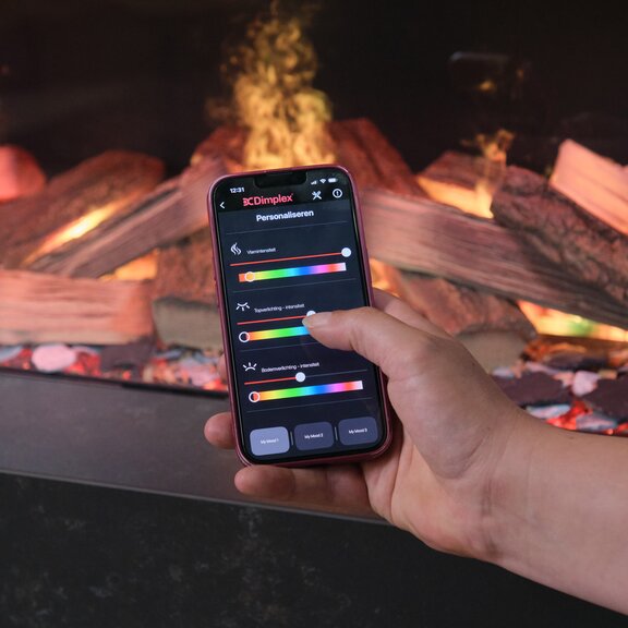 Camino elettrico e-MatriX 1300/400 imposta i colori con l'app direttamente davanti al camino
