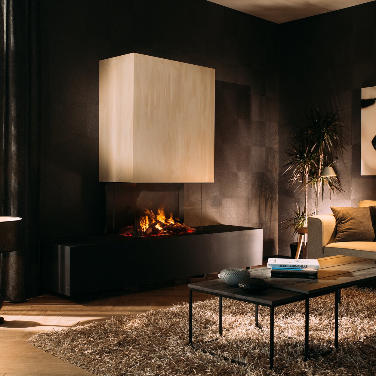 eMatriX Mood 800/500 electric fireplace, glazed on 3 sides, in an elegant living room with dark walls and light-coloured furniture.