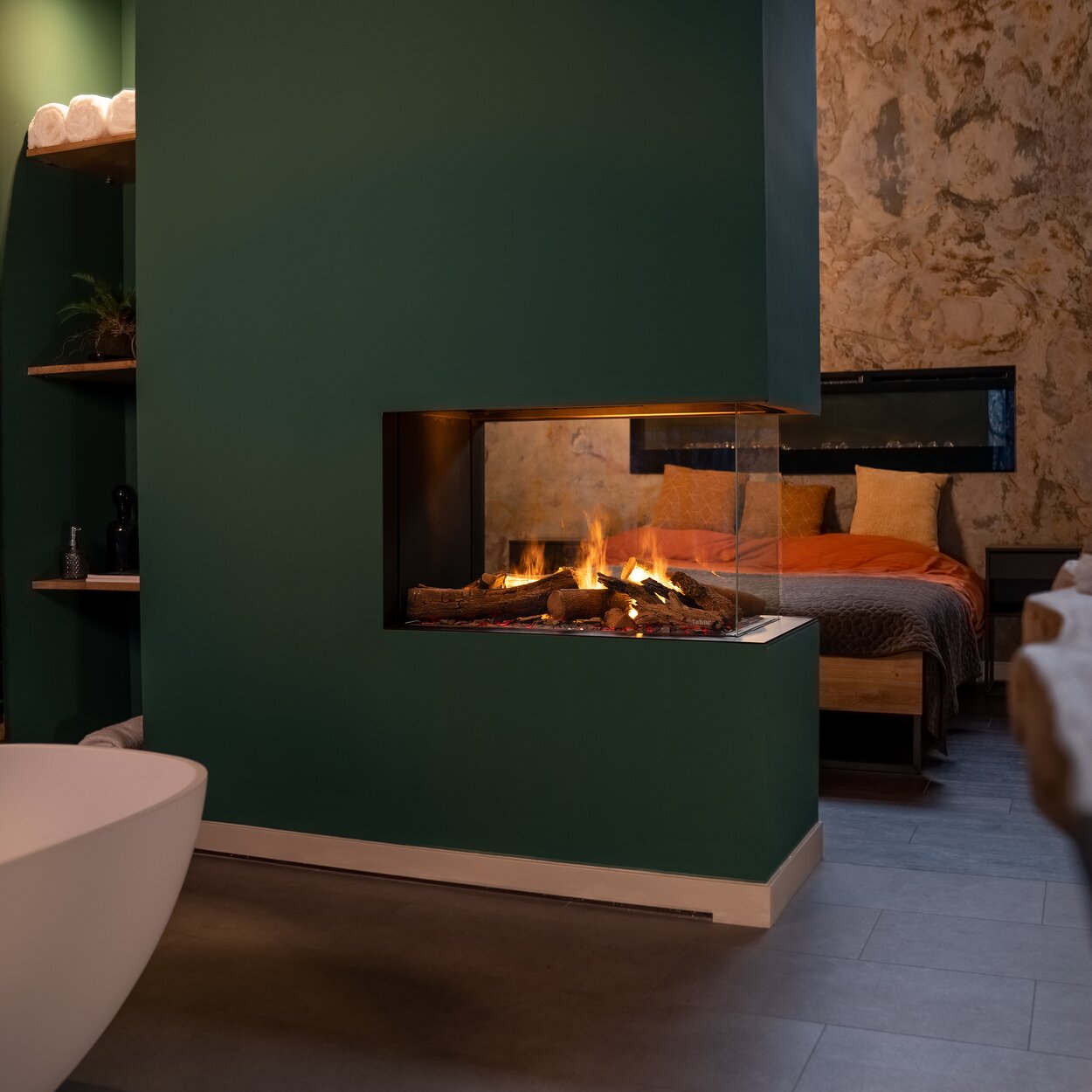 Caminetto elettrico e-Matrix Mood 800/500 divisorio per ambienti in camera d'albergo con letto e vasca da bagno indipendente