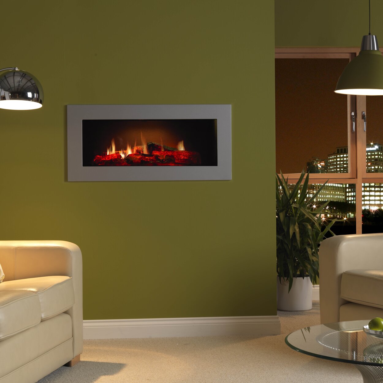 Elektrisches Effektfeuer Opti-V-Single im Wohnzimmer mit hellen Möbeln an grüner Wohnwand eingebaut