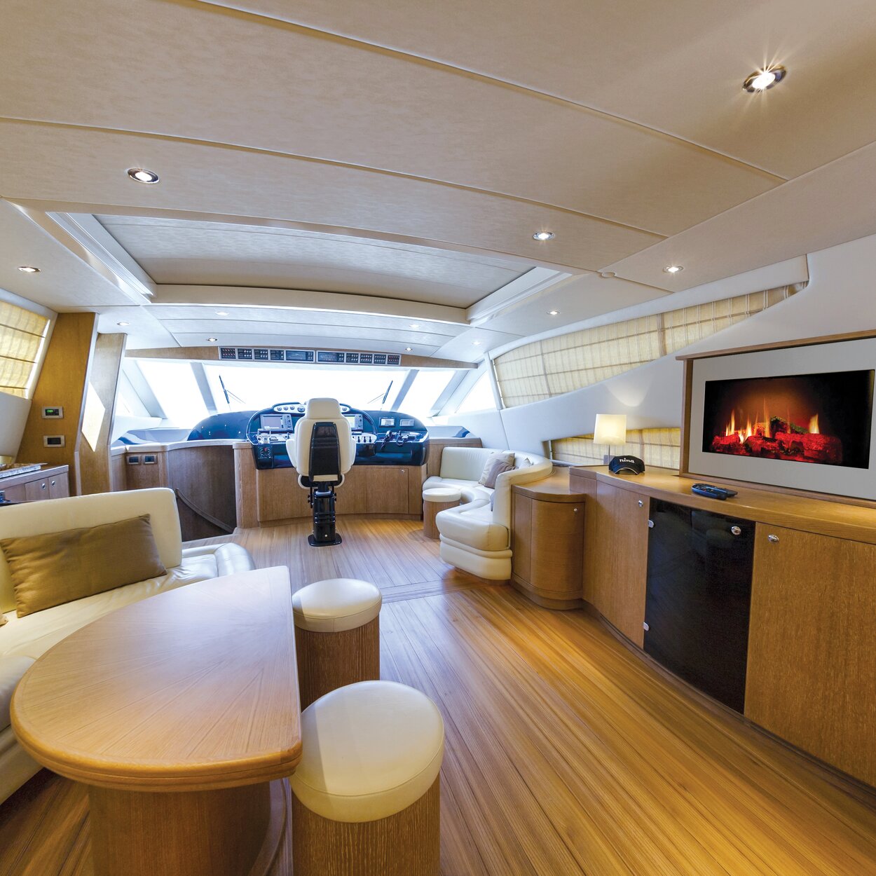 Fuoco elettrico Opti-V-Single installato in uno yacht con pavimento in legno e pareti bianche.