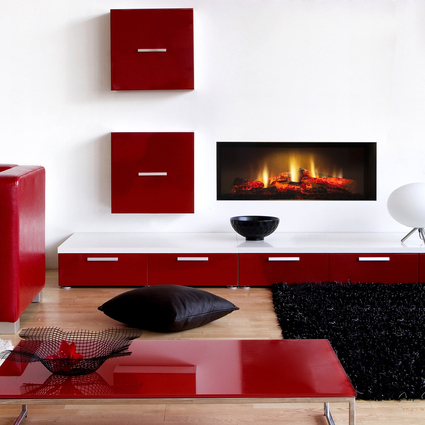 Feu électrique Opti-V-Single installé dans un salon avec des meubles rouges sur un mur blanc