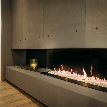 MatriX Linear gas fireplace with Carrara chisels as decoration in the combustion chamber