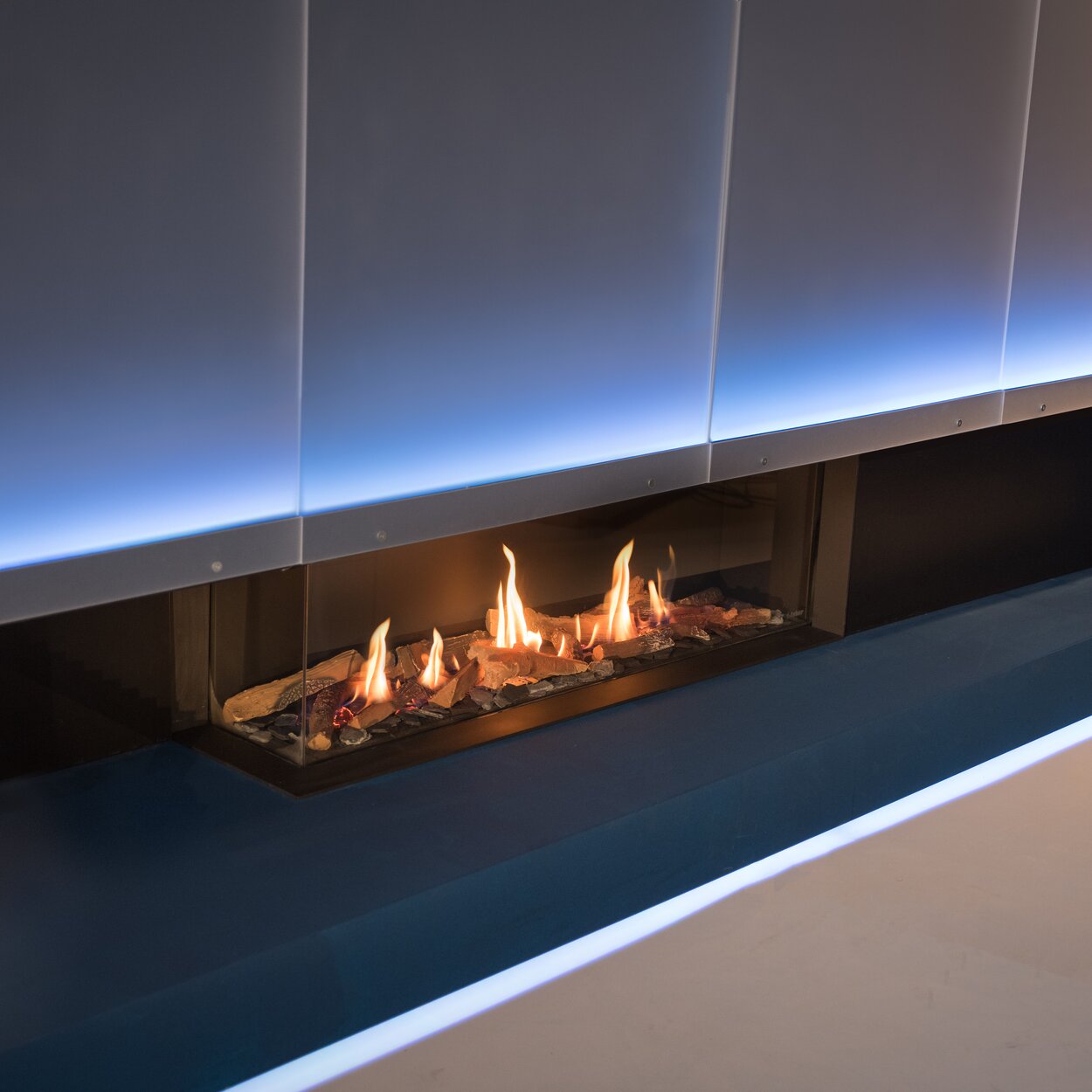 Corner fireplace with MatriX Linear 1300/400 fuel gas in the living room