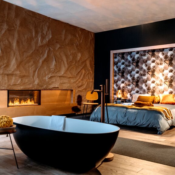 Electric fireplace e-Matrix Linear 1050/400 front in a hotel room with bathtub and bed