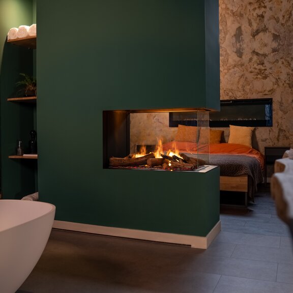 e-Matrix Mood 800/500 electric fireplace Room divider in hotel room with bed and free-standing bathtub