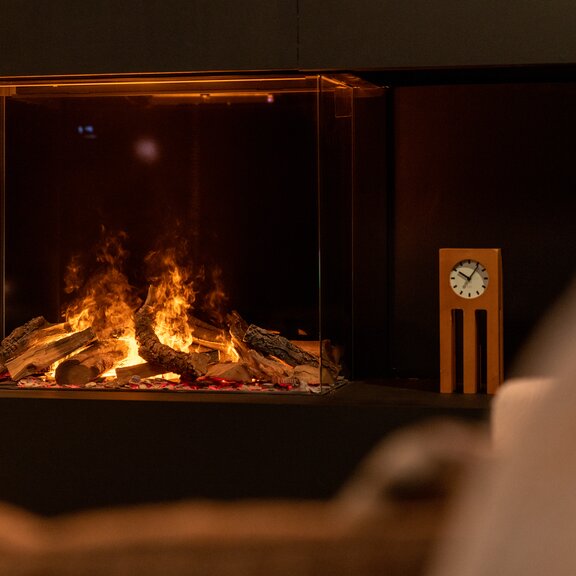 Water vapour flames in the e-Matrix Mood 800/650 electric fireplace 3-sided glazed with dark cladding