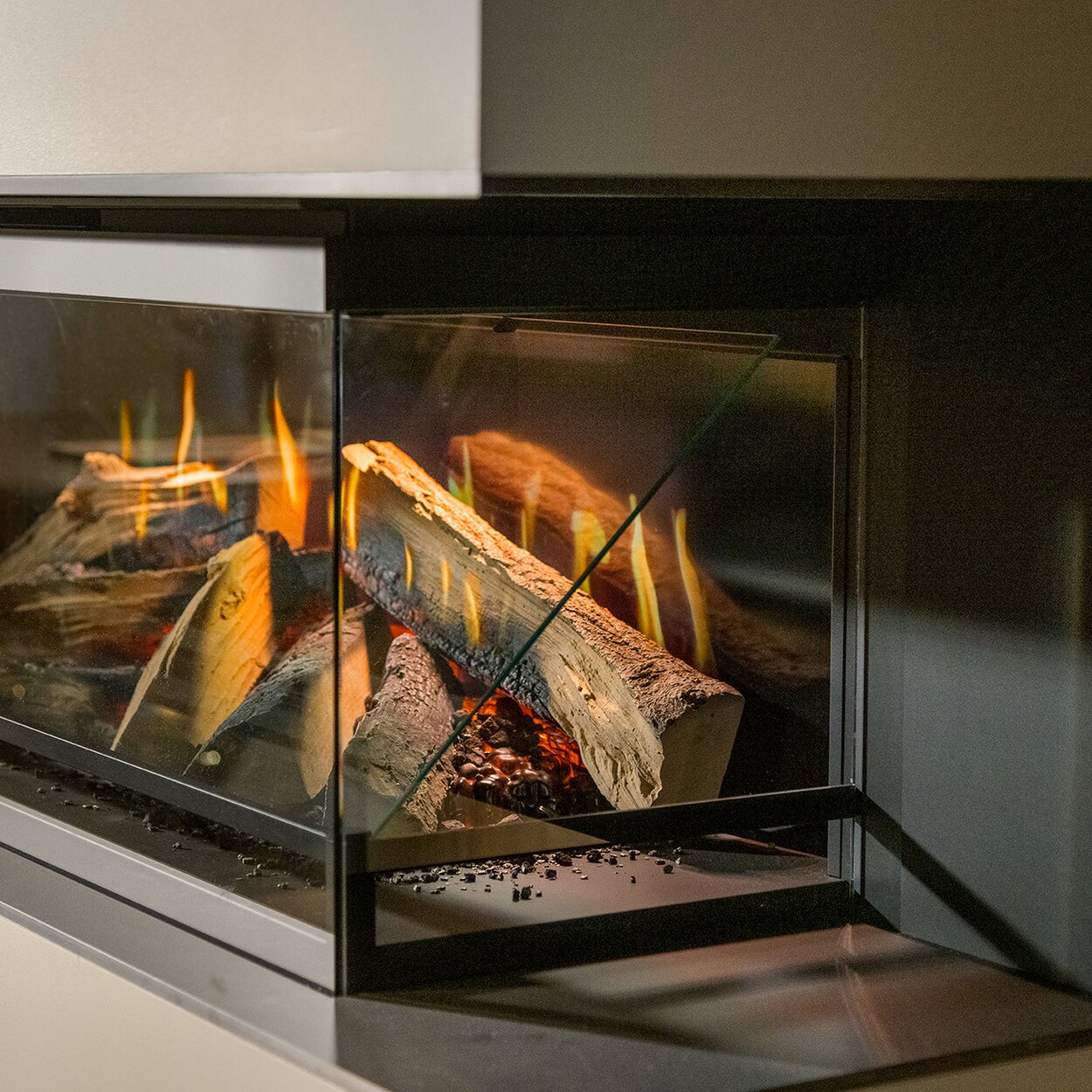 The 3-sided electric fireplace E-One 130 S from Kalfire has elegant steel elements on the frame.