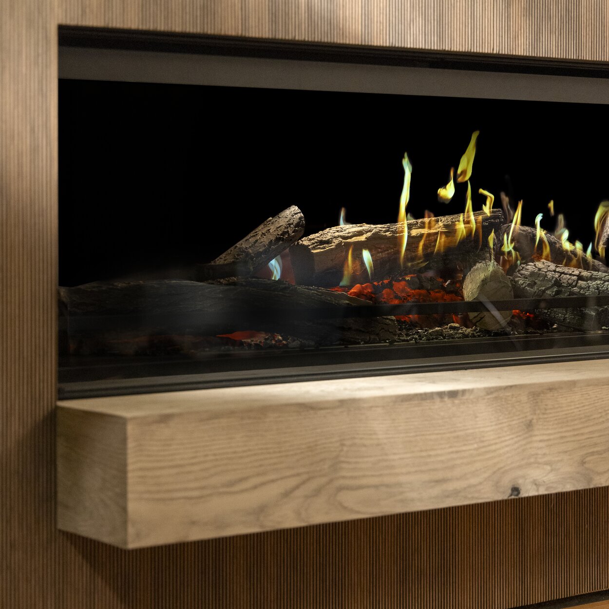 The E-One 190 F electric front fireplace from Kalfire with wood panelling in combination with a parquet floor.