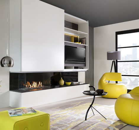 Cheminée à gaz G90/44S tri-face vitrée avec revêtement blanc dans un salon lumineux avec des accents jaunes