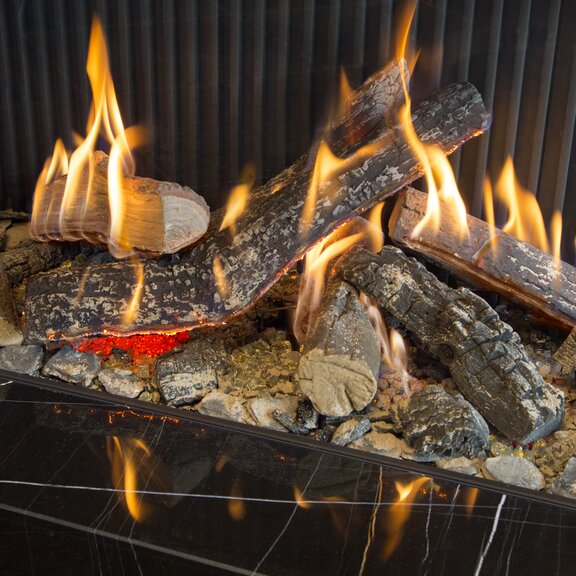 Schöne Gas-Flammen um die keramischen Holzscheite im Innenraum des Gas-Kamin GP110/75C zweiseitig verglast