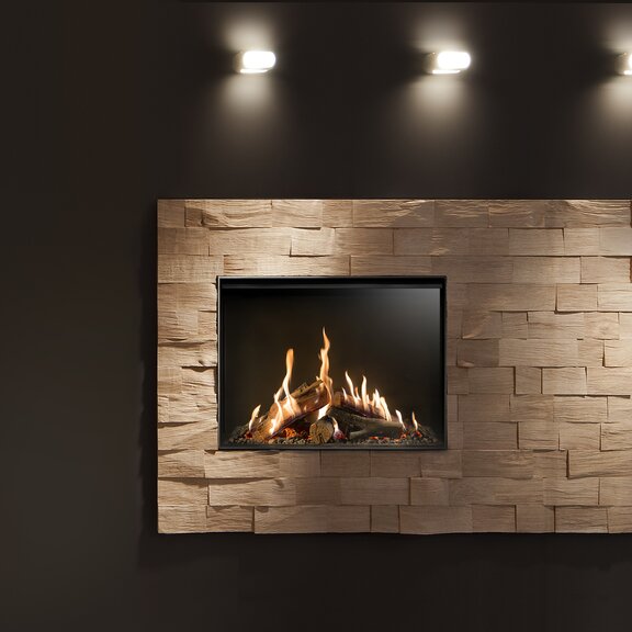Gas-Kamin GP75/59F Frontmodell an Natursteinwand verbaut, mit Beleuchtung von oben