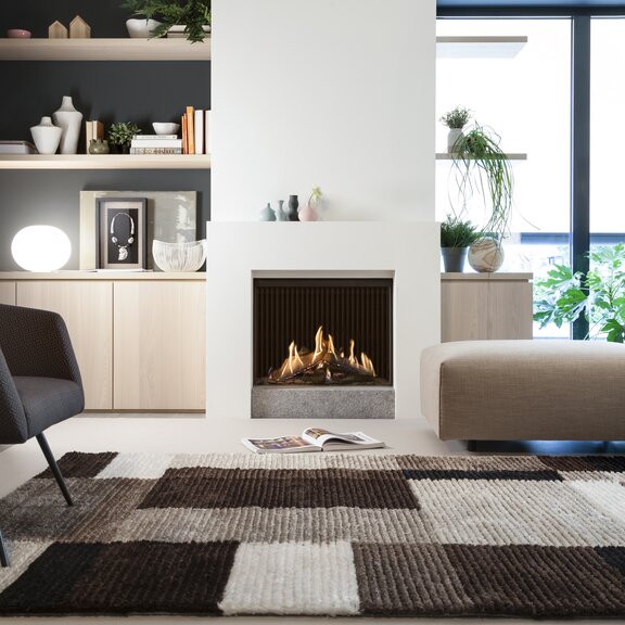 Gas-Kamin GP75/59F mit Frontglas im modernen Wohnzimmer mit brauner Dekoration in weisse Wand eingebaut