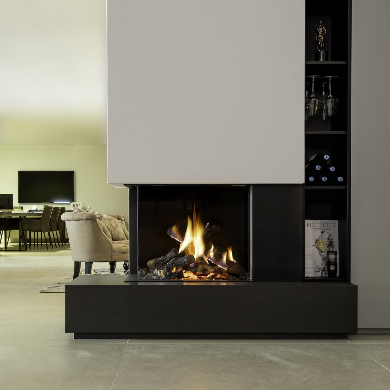 Gas-Kamin GP65/55C zweiseitig verglast auf schwarzem Sockel mit weisser Verkleidung im modernen Wohnzimmer