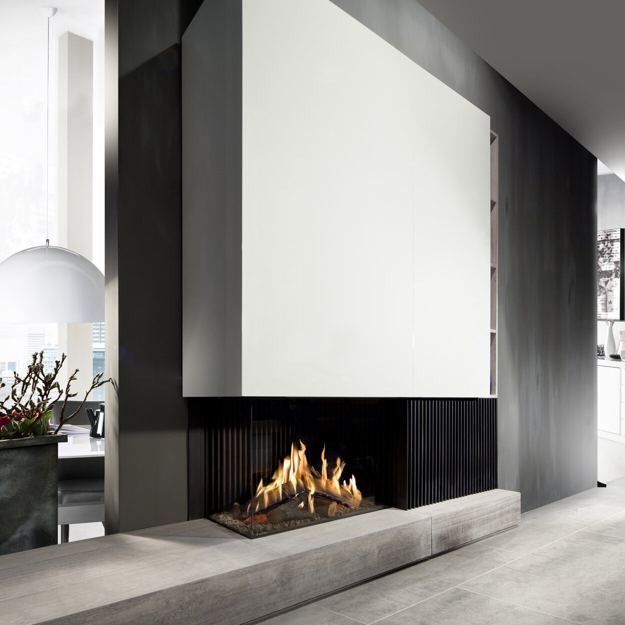 Zweiseitig verglaster Gas-Kamin GP80/55C auf Steinabsatz mit weisser Verkleidung im modernen Wohnzimmer
