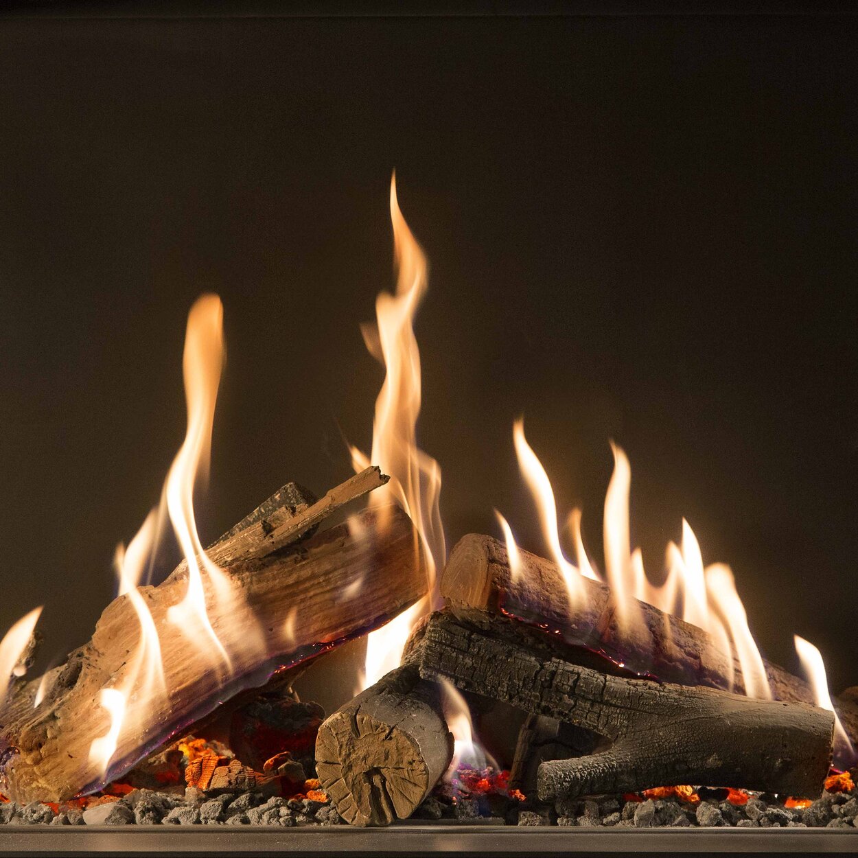 Ceramic wood logs in the interior of the GP85/55S gas fireplace from Kalfire