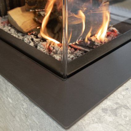 Screen and glass pane of a Kalfire wood fireplace in one piece with a view of the flames, wood logs and embers