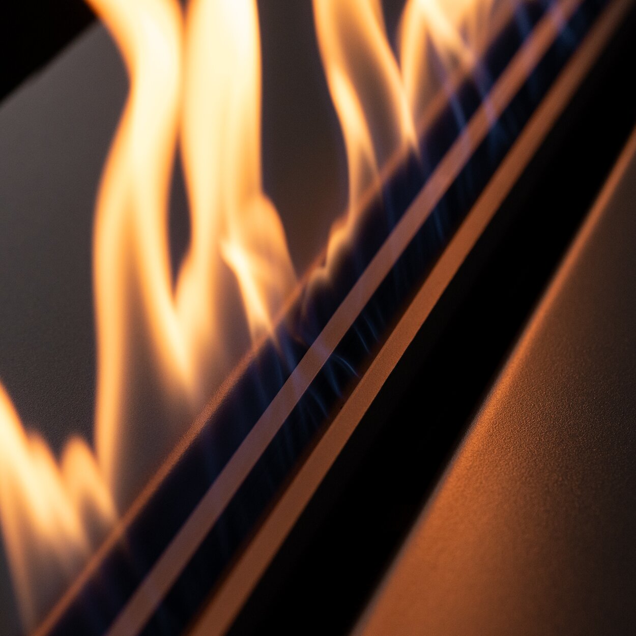 Flames at the FLA 4 bioethanol fireplaces