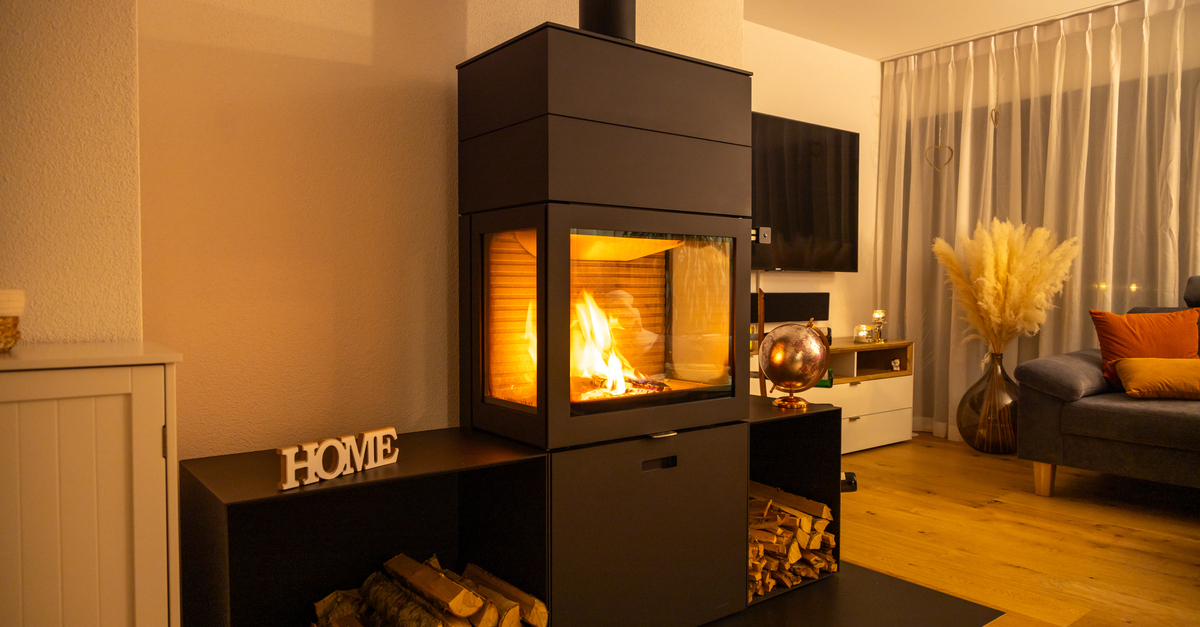 Der Holz-Kaminofen MAX 600 bringt wohlige Gemütlichkeit ins Haus. | Attika